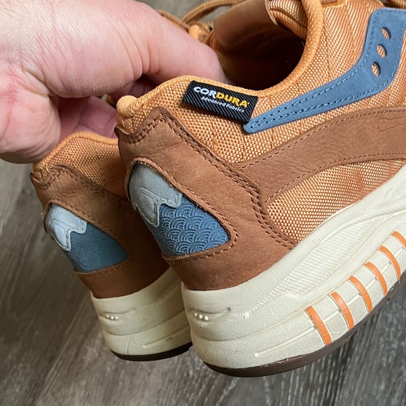 Saucony 3D Grid Hurricane
Endless Knot - Picture 15 of 17